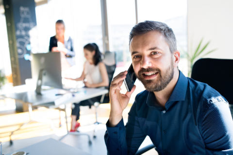 Mann mit Telefon